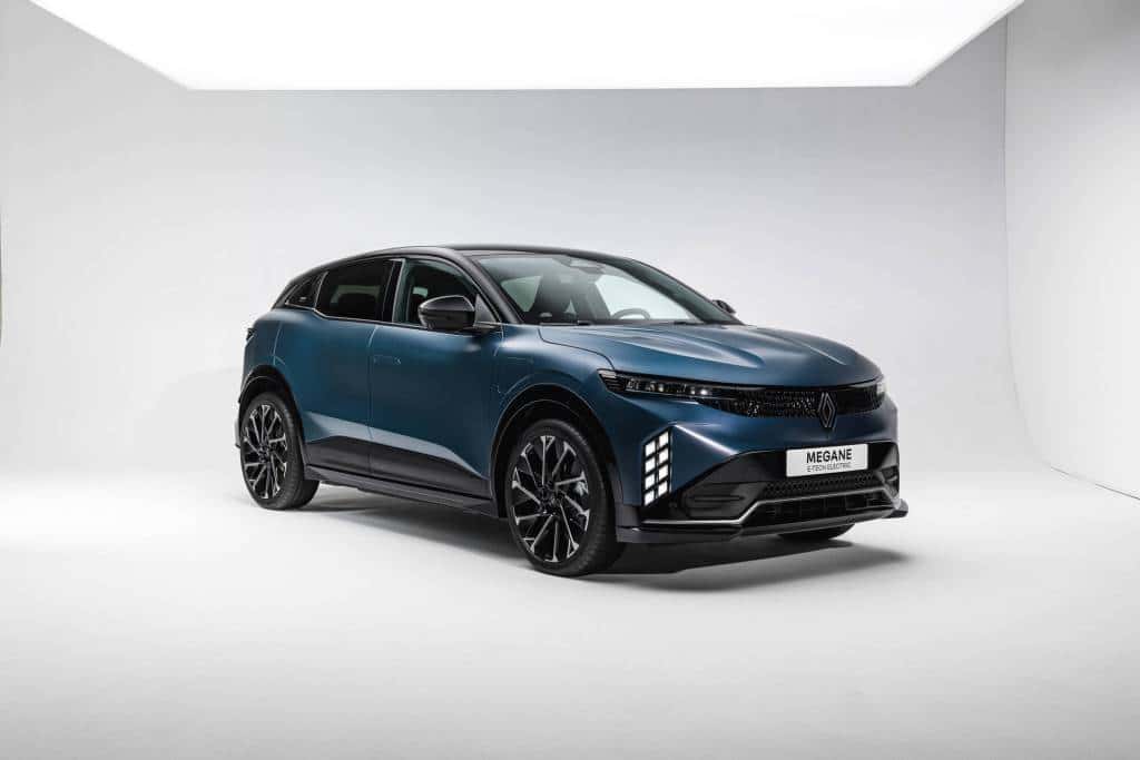 Blauer Renault Megane E-Tech Electric in Seitenansicht