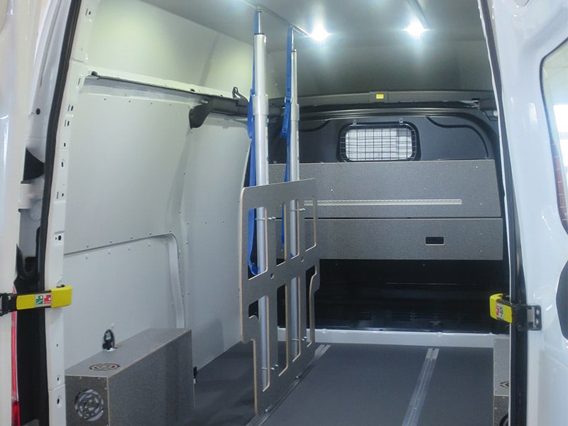 Ladungssicherung durch Laderaumprallplatte und Sperrstangen