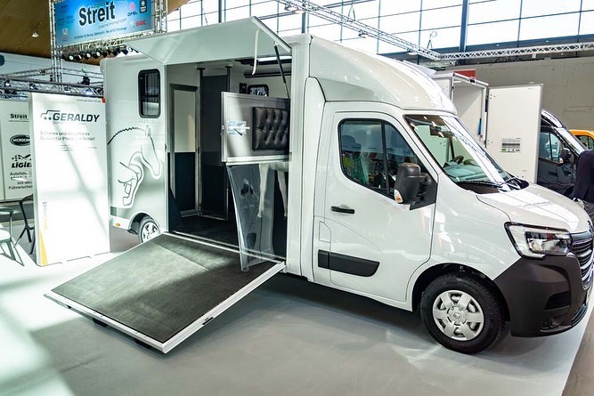 Pferdetransporter von Renault Autohaus Schouren