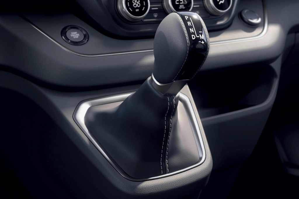 Drei Turbodiesel mit Schalt- und EDC-Getriebe beim Renault TRAFIC Combi SpaceClass Autohaus Schouren