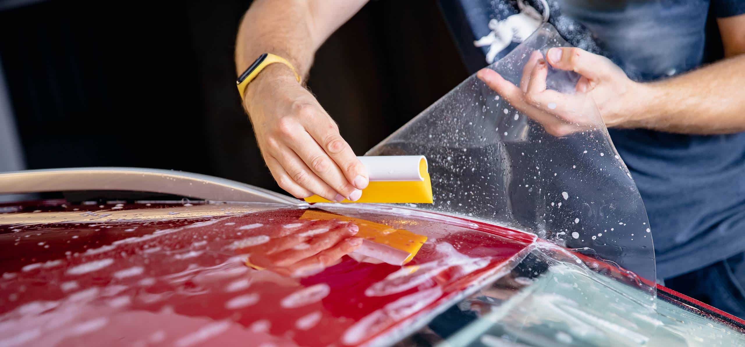 Reparatur einer Windschutzscheibe in der Werkstatt – Autohaus Schouren Brüggen